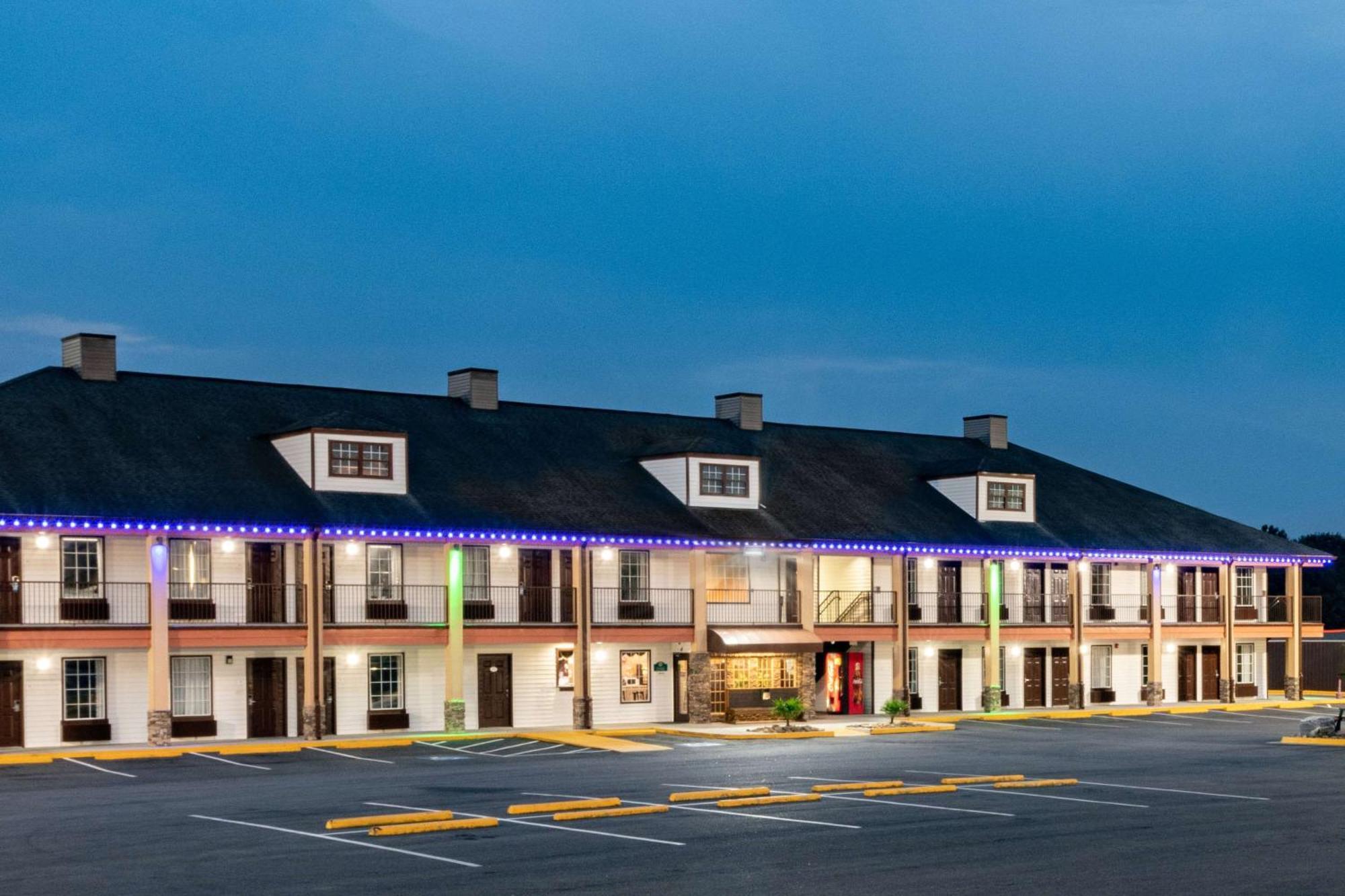 Baymont By Wyndham Commerce Ga Near Tanger Outlets Mall Extérieur photo