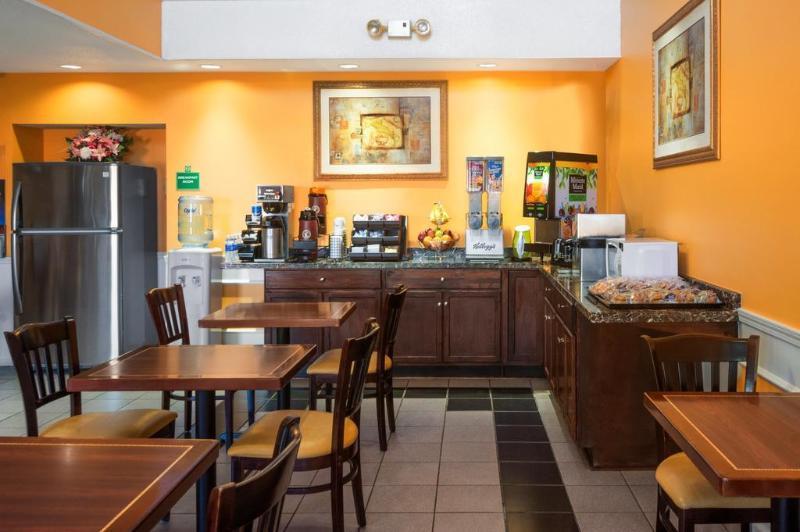 Baymont By Wyndham Commerce Ga Near Tanger Outlets Mall Extérieur photo